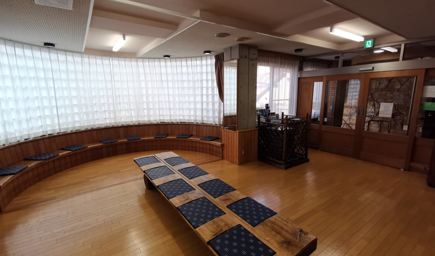 木の温もりがある待合室 宮下眼科医院